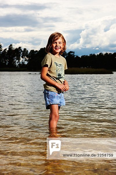 Ein Mädchen am Wasser  Schweden.