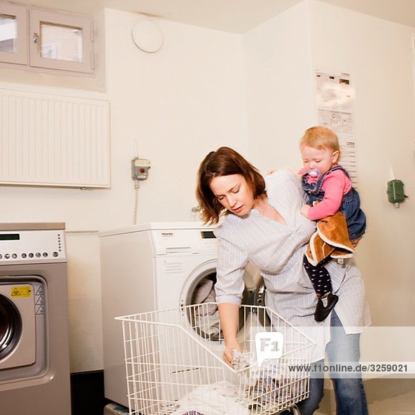 Frau die Wäsche mit ihrem Baby Tochter  Schweden.
