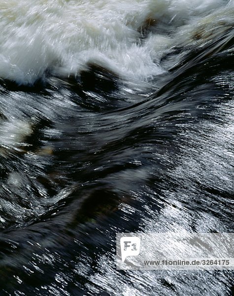 Wasser in einem Fluss  Schweden.