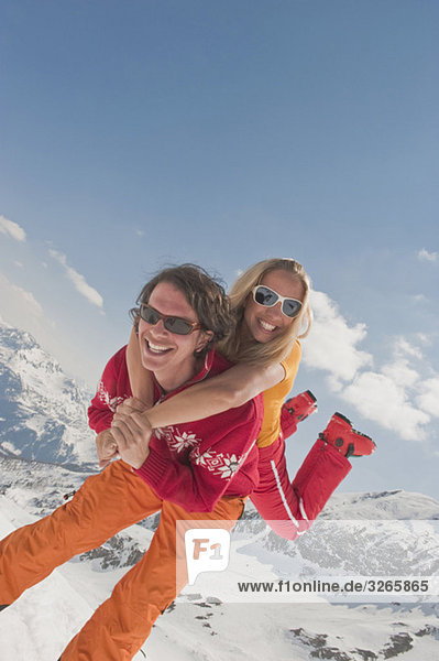 Österreich  Salzburger Land  Paar hat Spaß  Mann trägt Frau  lachend
