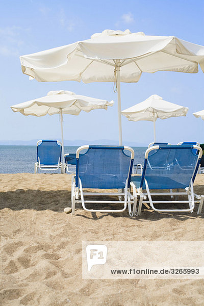 Griechenland  Sonnenliegen und Sonnenschirme am Strand