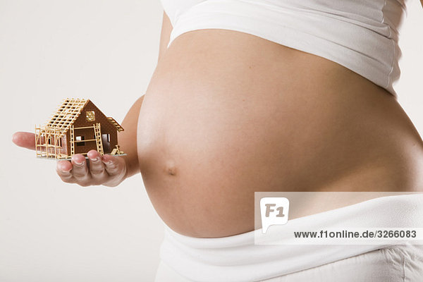 Schwangere Frau im Modellhaus  Mittelteil