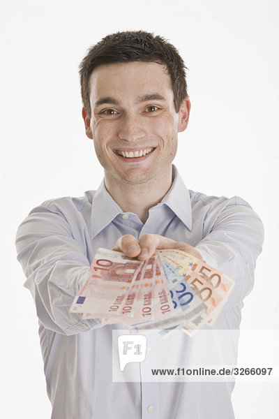 Geschäftsmann mit Euro-Scheinen  lächelnd  Portrait