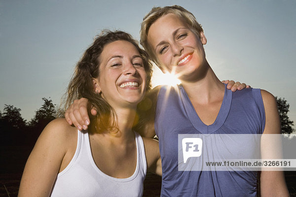 Zwei junge Frauen  lächelnd  Portrait  Nahaufnahme