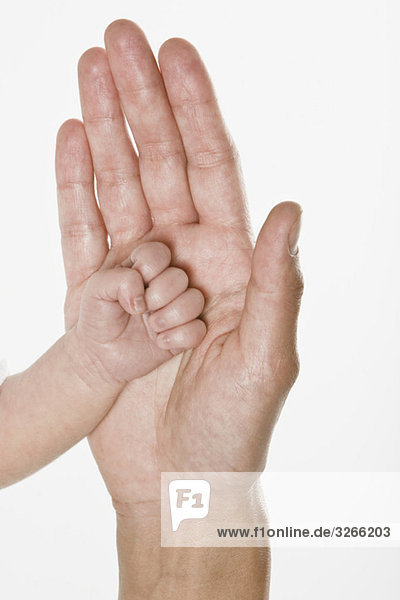 Hände von Mann und Baby  Nahaufnahme