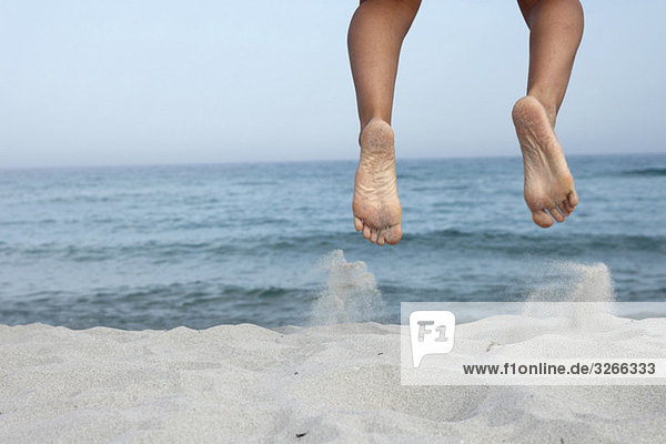 Italien  Sardinien  Füße der springenden Person  niedriger Abschnitt