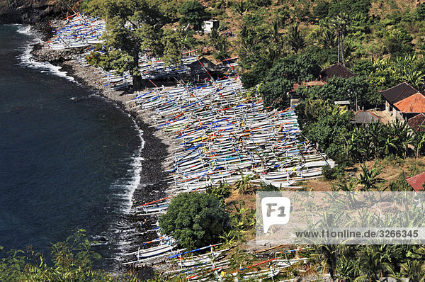 Asien  Indonesien  Bali  Outrigger-Kanus am Strand  erhöhte Aussicht