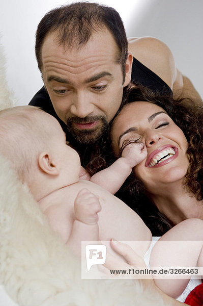 Familie mit Jungen (6-11 Monate)  lachend  Porträt