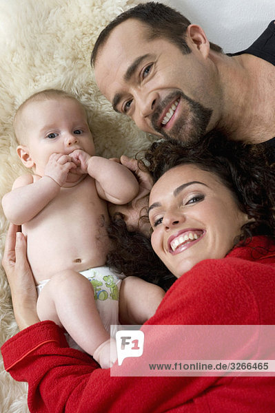 Familie mit Jungen (6-11 Monate)  lachend  Portrait  erhöhte Ansicht