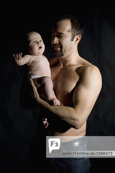 Vater hält Baby Junge (6-11 Monate)  Portrait
