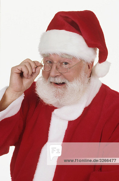 Weihnachtsmann  Hand an die Brille  lachend  Portrait  Nahaufnahme
