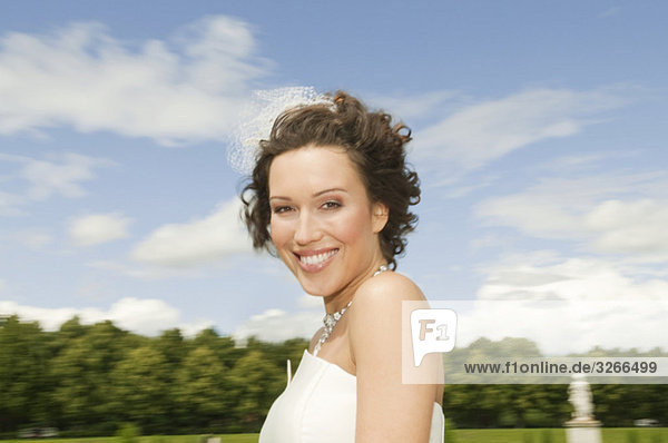 Deutschland  Bayern  Portrait einer Braut  lächelnd  draußen  Nahaufnahme