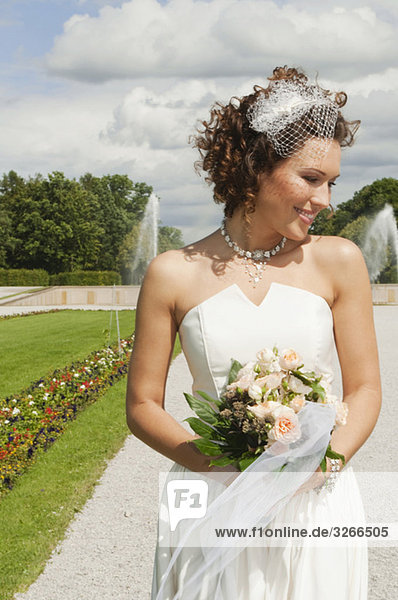 Deutschland  Bayern  Braut im Park  lächelnd  Portrait