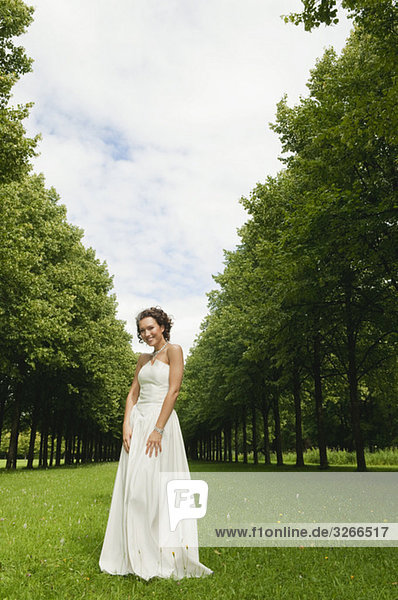 Deutschland  Bayern  Braut im Park stehend  lächelnd  Portrait