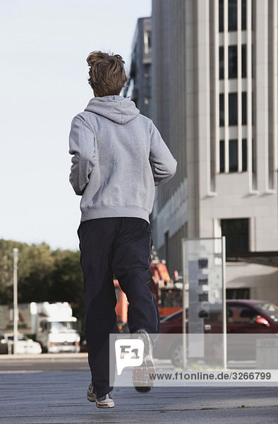Junger Mann beim Joggen  Wolkenkratzer im Hintergrund