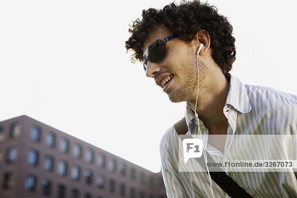 Young man listening to MP3-Player