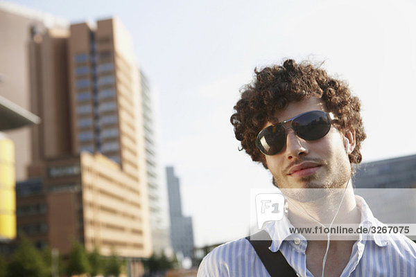 Junger Mann mit Sonnenbrille  Portrait