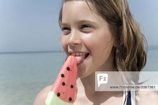 Spanien  Mallorca  Mädchen (10-11) mit Eis am Strand  Portrait