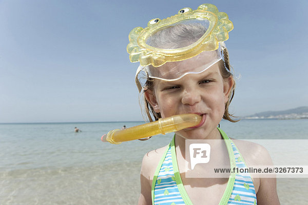 Spanien  Mallorca  Mädchen (4-5) am Strand mit Taucherbrille  Portrait