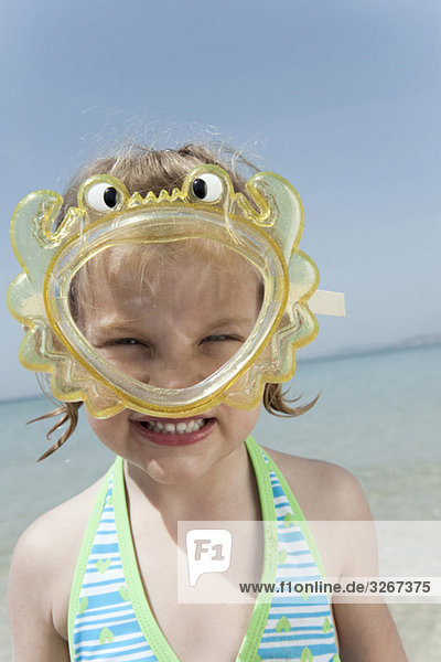 Spanien  Mallorca  Mädchen (4-5) am Strand mit Taucherbrille  Portrait