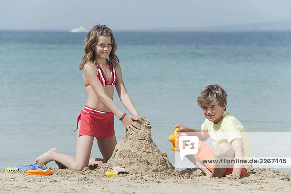 Spanien  Mallorca  Kinder bauen Sandburg am Strand