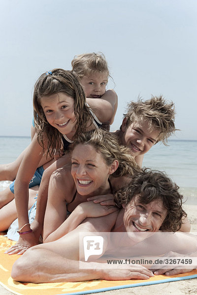 Spanien  Mallorca  Familie am Strand liegend