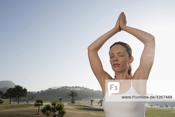 Spanien  Mallorca  Frau  die Yoga trainiert.