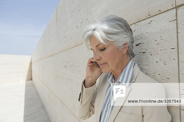 Spanien  Mallorca  Senior Geschäftsfrau mit Handy