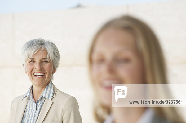 Spanien  Mallorca  Zwei Geschäftsfrauen lachend  Portrait
