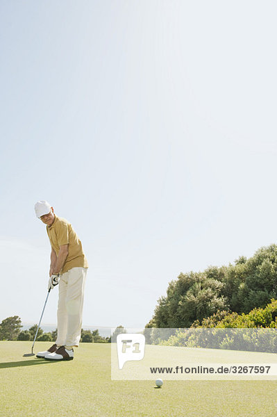 Spanien  Mallorca  Senior Mann beim Golfspielen  Seitenansicht