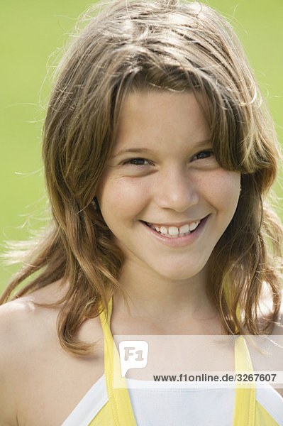 Mädchen (10-11) lächelnd  Portrait  Nahaufnahme