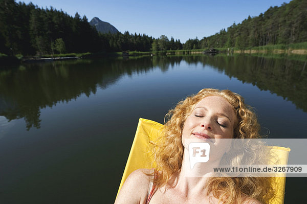 Italien  Südtirol  Frau beim Sonnenbaden  Portrait