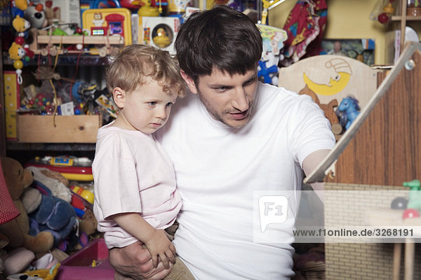 Deutschland  Berlin  Vater mit Sohn (2-3) Spielzeugladen
