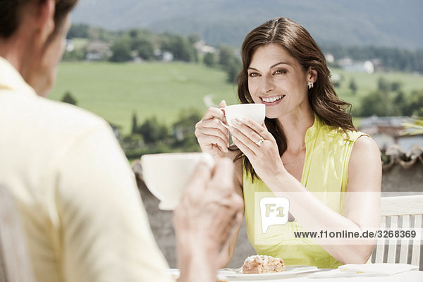 Italien  Südtirol  Seiseralm  Paar im Café mit Kaffeetassen