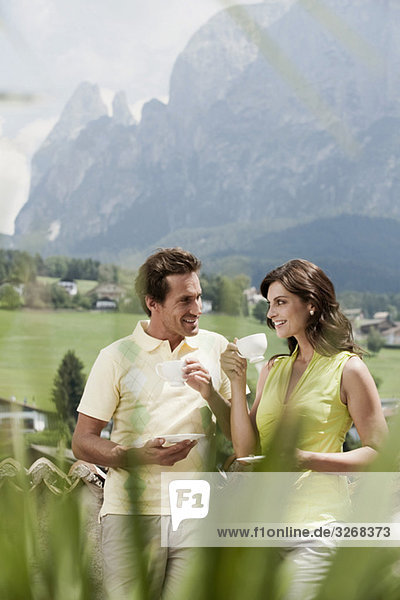 Italien  Südtirol  Seiseralm  Paar mit Kaffeetasse  Outdoor