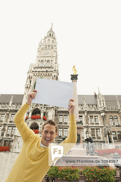 Marienplatz  Mann mit leerer Karte  lächelnd  Portrait