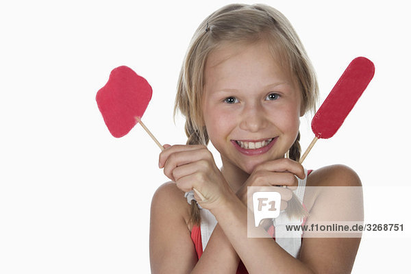 Mädchen (10-11) hält Lutscher  lächelnd  Portrait