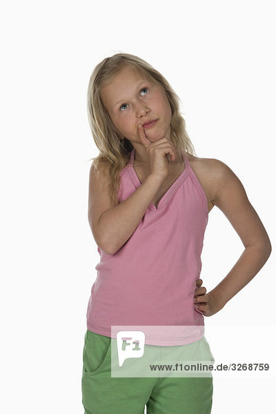 Porträt eines Mädchens (10-11) Hand auf Hüfte  wegschauend