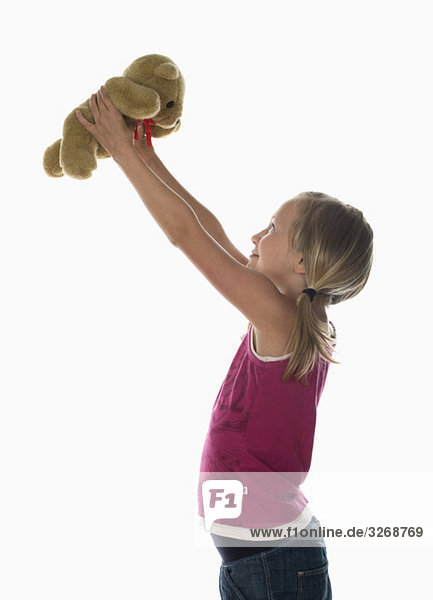 Mädchen (10-11) hält Teddy  Seitenansicht  Portrait