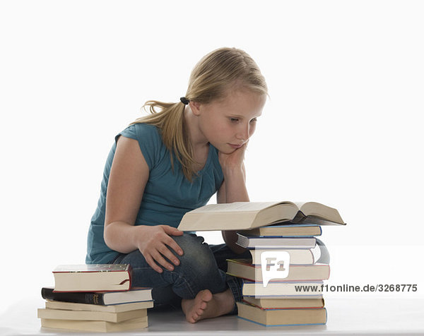Porträt eines Mädchens (10-11) beim Lesen im Buch