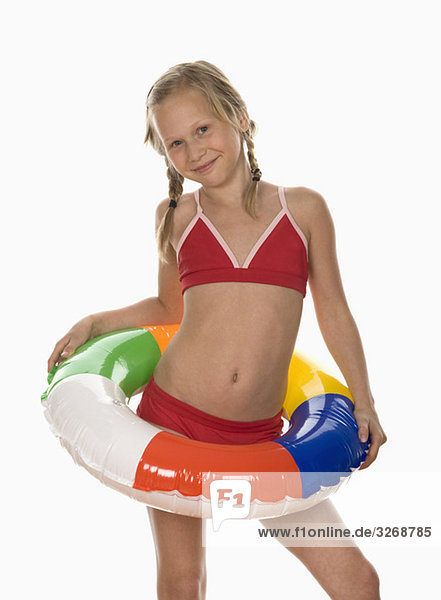 Mädchen (10-11) im Bikini mit schwimmendem Reifen  Portrait