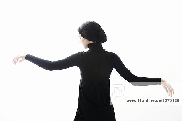 Girl in schwarzem Kleid in Bewegung
