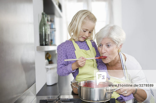 Mädchen mit Großmutter Kochmarmelade