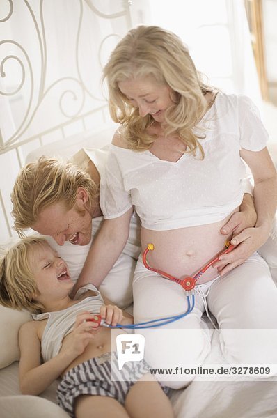 schwangere Frau und Familie