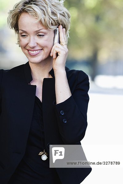 Frau lächelt mit dem Handy
