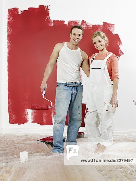 Paar vor neu gestrichener Wand
