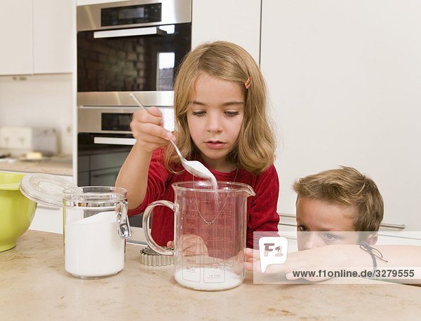 Mädchen und Junge beim Zuckermessen