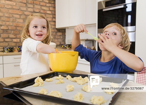 Mädchen  Junge bereitet Kekse zum Backen vor