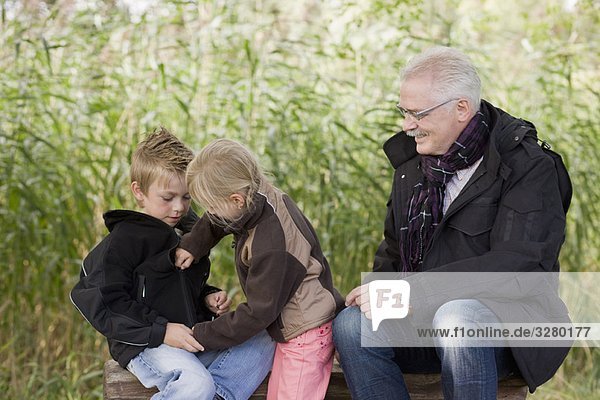 Großvater und Enkelkinder