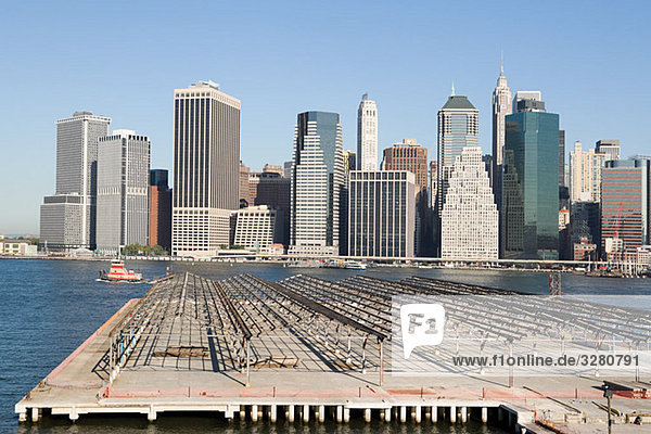 Hafen und Blick auf Lower Manhattan